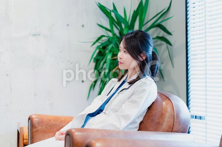 白衣で休憩をする女性の医師 アジア人,女医,医師の写真素材