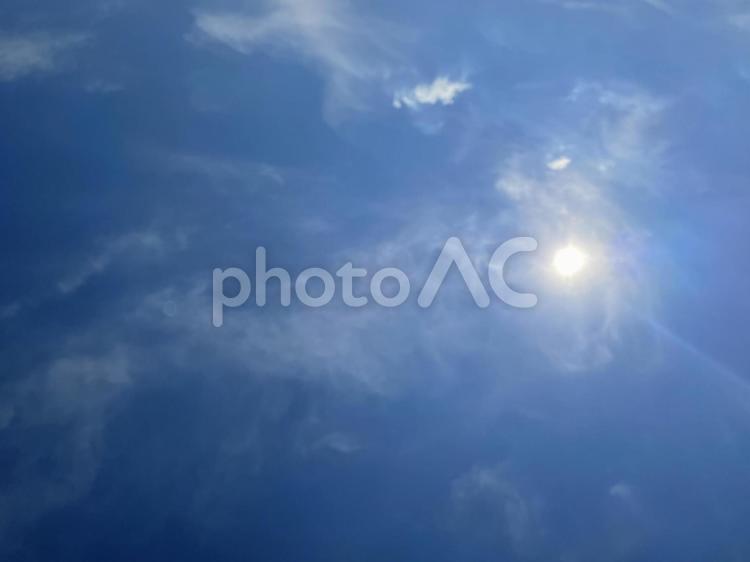 太陽と青空と白い雲の明るく爽やかな背景 空,雲,白い雲の写真素材