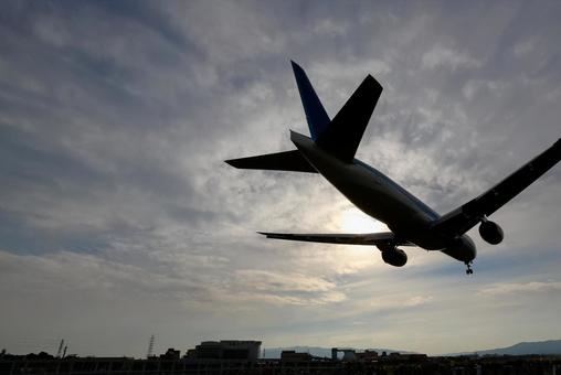 曇り空に着陸する飛行機 飛行機,航空機,旅客機の写真素材