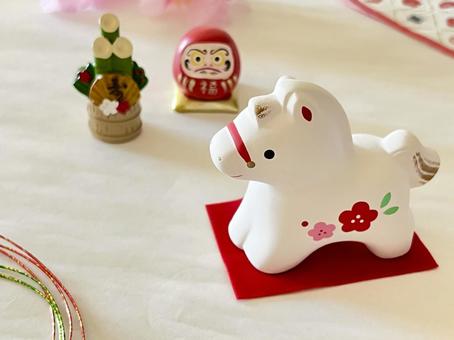 午の置物とだるま・門松 2026年,令和8年,午の写真素材