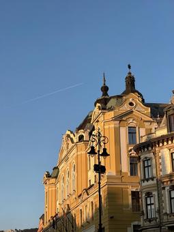 ヨーロッパの建物と飛行機雲 ヨーロッパ,飛行機雲,青空の写真素材