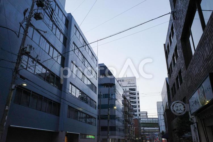 オフィスが立ち並ぶ路地 大阪市,本町,路地裏の写真素材