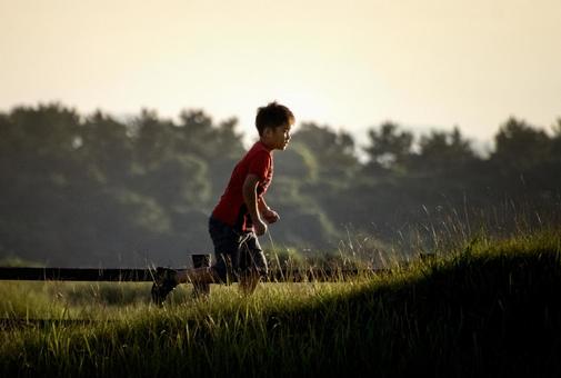 ＜素材＞夕暮れの公園を走る男の子” 子供,ジョギング,ランニングの写真素材