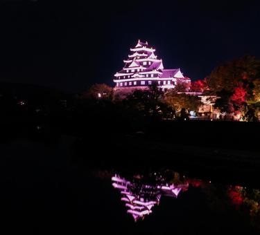 水面に写るライトアップされた岡山城天守閣 水面に写るライトアップされた岡山城天守閣 岡山城,ライトアップ,烏城灯源郷の写真素材