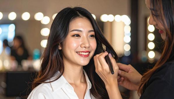 美容室でヘアメイクをする若い日本人女性 美容室でヘアメイクをする若い日本人女性の写真