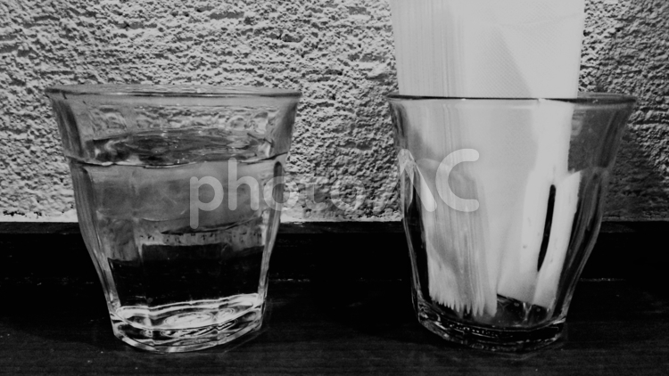 一杯の水とナプキン 一杯の水とナプキン,白黒,モノクロの写真素材