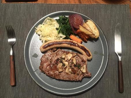 ステーキ ステーキ,ソーセージ,食事の写真素材