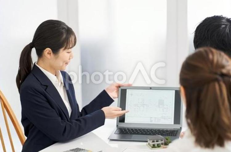 不動産の案内をするビジネスウーマン 不動産,営業,ビジネスウーマンの写真素材
