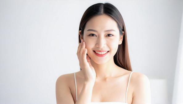 化粧水・美容液・乳液を塗る日本人女性 化粧水・美容液・乳液を塗る日本人女性の写真