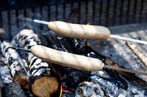 炭火で焼かれるソーセージ ソーセージ,アップ,串の写真素材