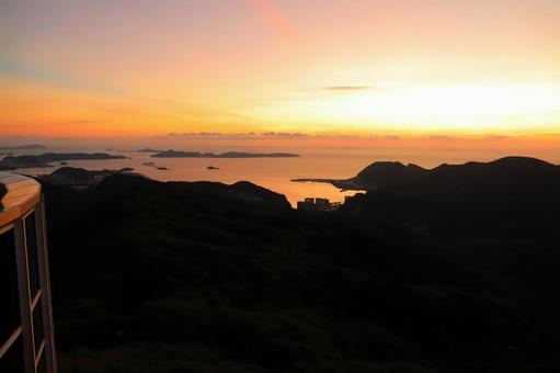 稲佐山山頂展望台からの眺め　夕焼け空 夕焼け,太陽光,空の写真素材