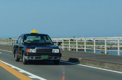 旧型タクシーonシーサイドロード 旧型タクシーonシーサイドロード タクシー,旧型,道路の写真素材