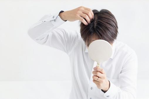 白髪を気にする中年男性 白髪を気にする中年男性 男性,中年,白髪の写真素材