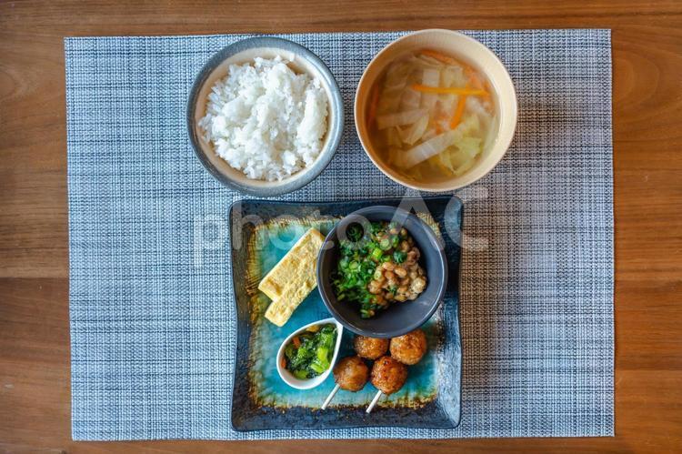 納豆と焼き鳥の和朝食が並ぶ食卓 食卓,和食,朝食の写真素材