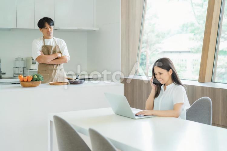 仕事する女性に怒る男性 ストレス,忙しい,怒るの写真素材