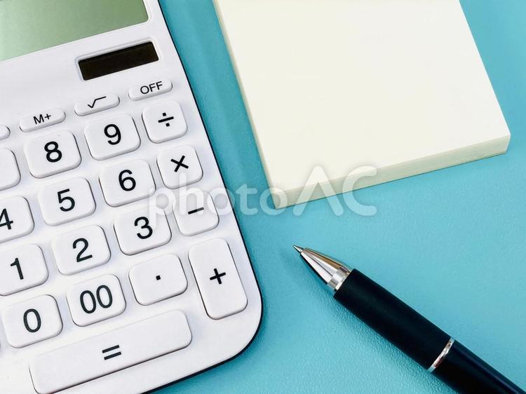 電卓とメモ帳（スカイブルー背景） 電卓,経理,ノートの写真素材