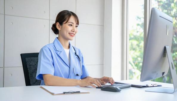 パソコンに向かって話す女性の写真