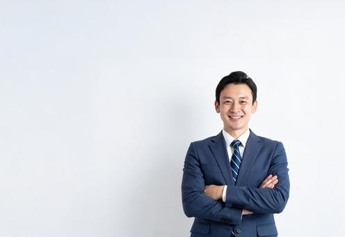 腕を組むスーツの社会人男性 腕を組むスーツの社会人男性の写真