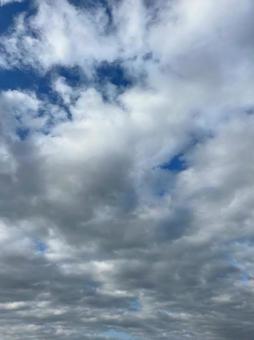 雲の隙間から見える青空 雲の隙間から見える青空の写真
