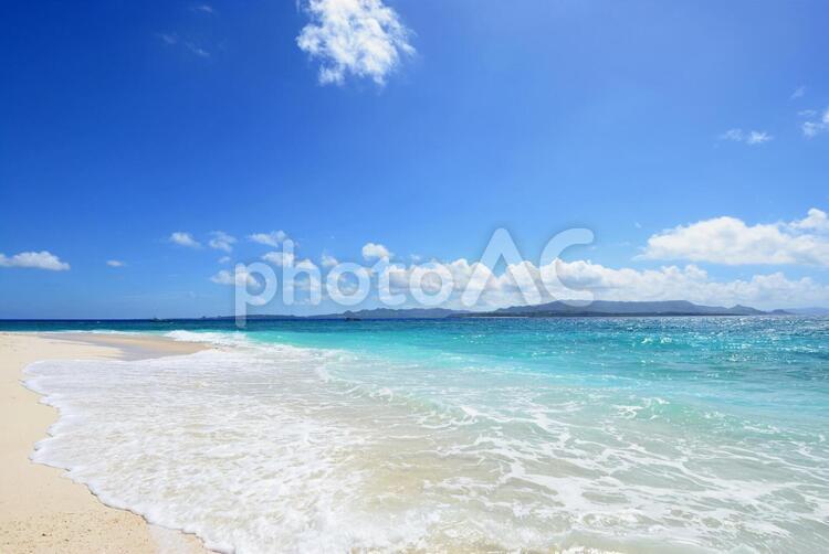 美しい沖縄のビーチと夏空 沖縄,海,自然の写真素材