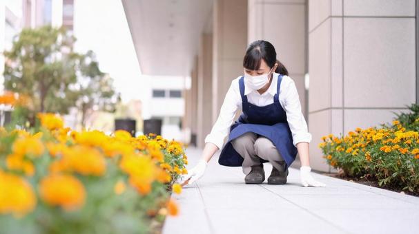 花壇と女性清掃員#10Ai 花壇と女性清掃員#10Aiの写真