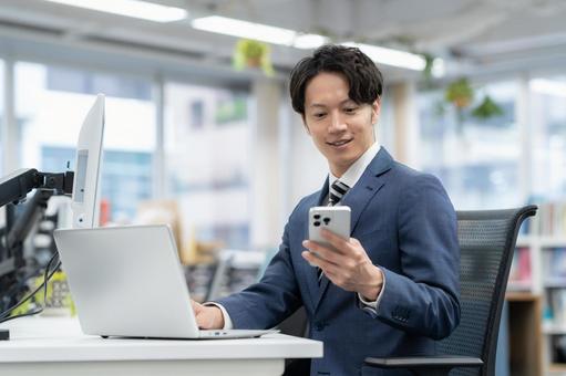 オフィスで仕事をする若いビジネスマン オフィスで仕事をする若いビジネスマン ビジネス,ビジネスマン,エンジニアの写真素材