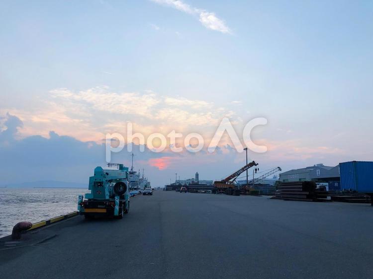 夕暮れの箱崎ふ頭 工業,工業地帯,海の写真素材