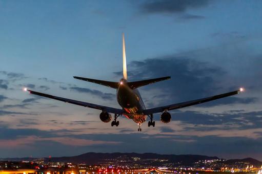 日没した空港に着陸する旅客機 飛行機,空港,着陸の写真素材