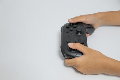 ゲームコントローラーを操作する手元 ゲーム,コントローラー,手の写真素材