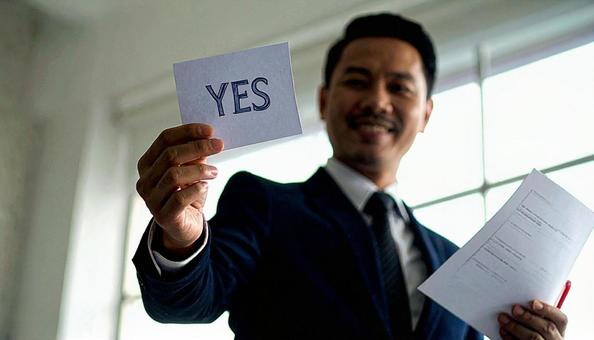 YESを示すビジネスマン YESを示すビジネスマンの写真