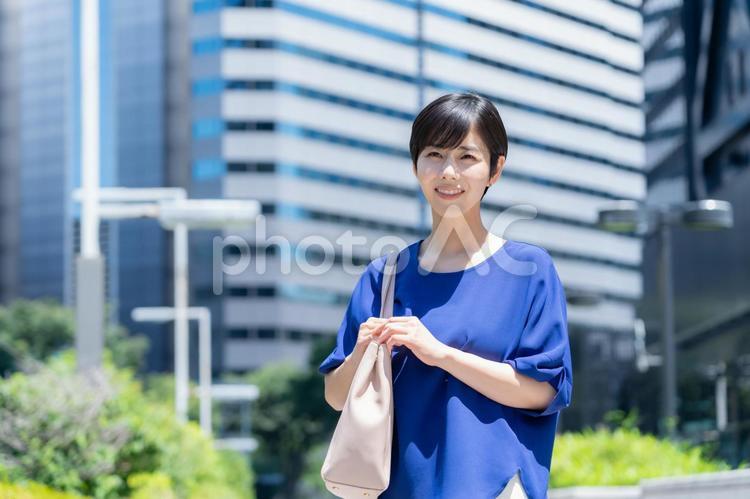オフィス街で働く若いビジネスウーマン ビジネスウーマン,ビジネス,女性の写真素材