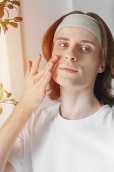 頬を触っているヘアバンドをした男性 男性,外国人,欧米人の写真素材