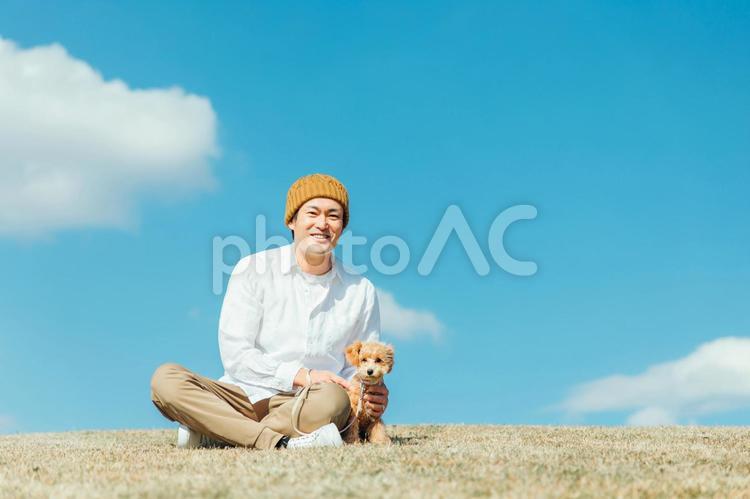 犬の散歩をする男性 犬,ペット,飼い主の写真素材