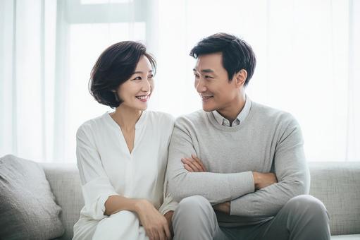 互いを信頼し合う夫婦の笑顔 互いを信頼し合う夫婦の笑顔の写真