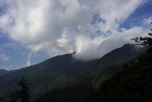 夏山にかかる雲の写真