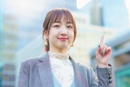 オフィスカジュアル姿の若い女性  女性,若い,オフィスカジュアルの写真素材