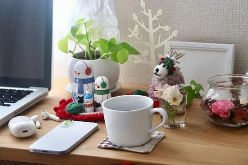 デスクワーク 冬イメージ パソコン,スマホ,ビジネスの写真素材