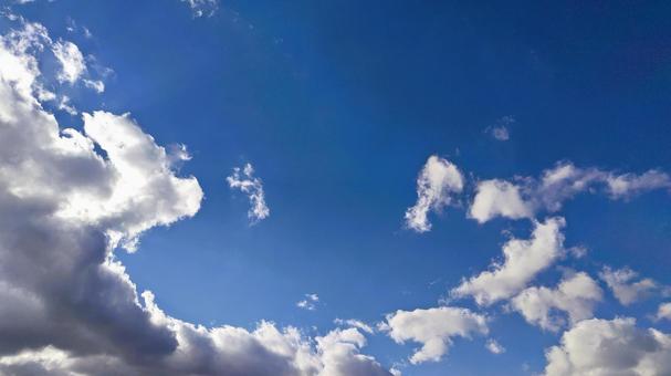 初冬の札幌 澄んだ青空と雲 札幌,北海道,空の写真素材