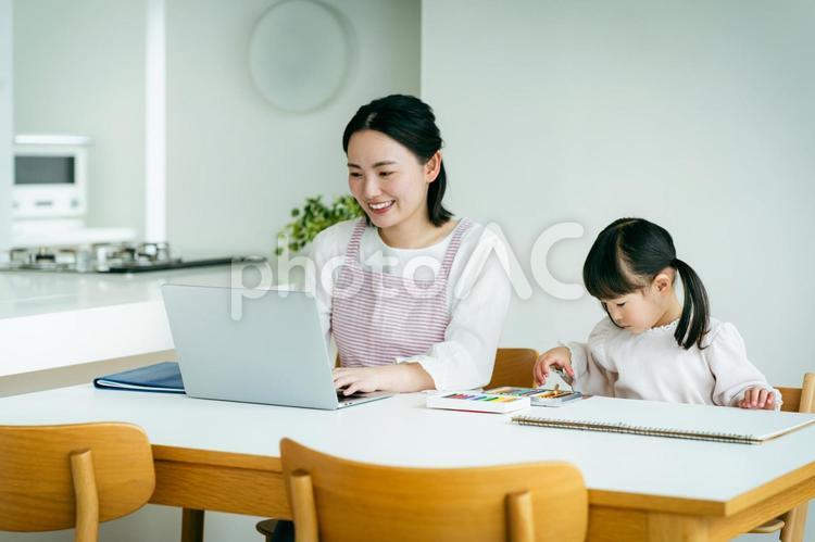 テレワークするママとお絵描きする子供 ママ,リモートワーク,在宅ワークの写真素材
