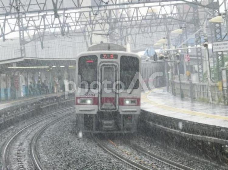 雨の東武伊勢崎線 東武,伊勢崎線,東急の写真素材