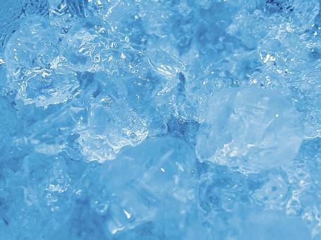 透明感溢れる水に浮かぶ美しい氷の背景素材 透明感溢れる水に浮かぶ美しい氷の背景素材 背景,青,氷の写真素材