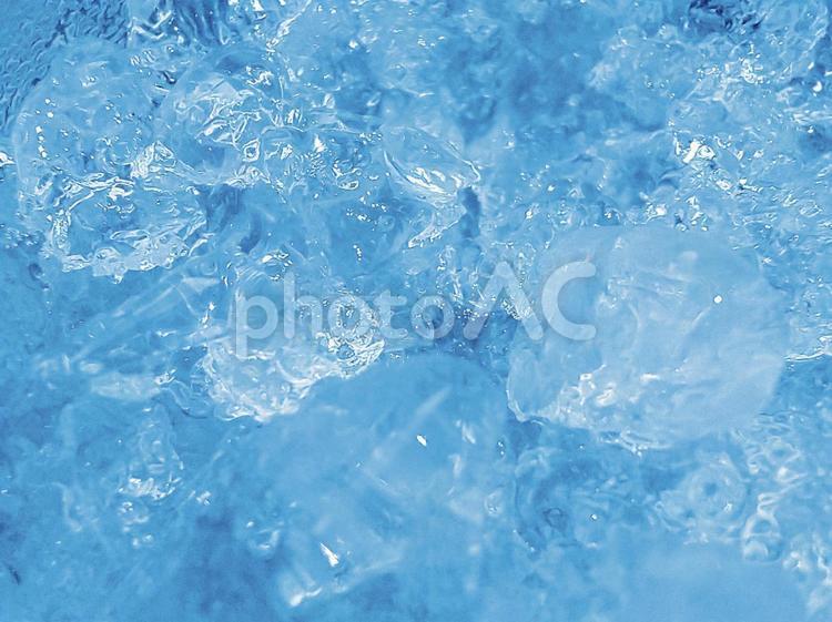 透明感溢れる水に浮かぶ美しい氷の背景素材 背景,青,氷の写真素材