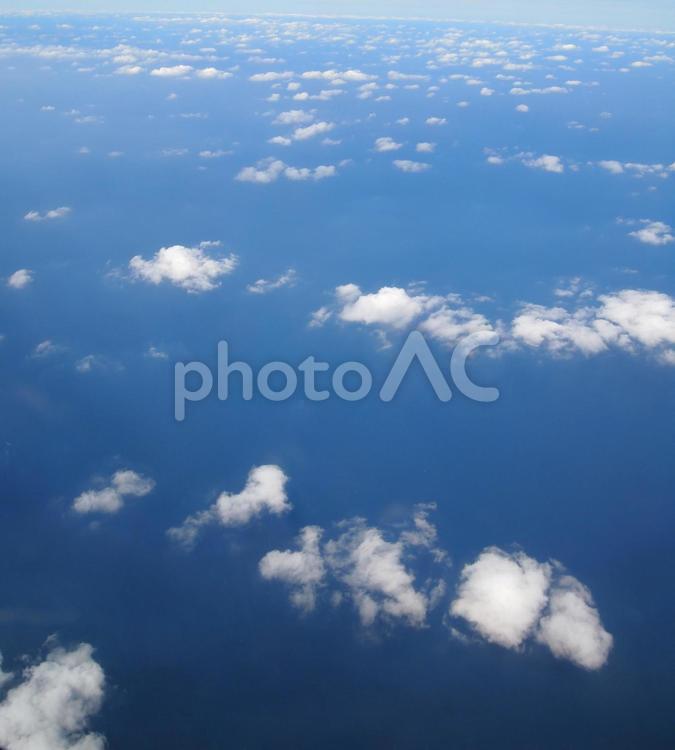 飛行機から見た雲と海 航空写真,空撮,空の写真素材