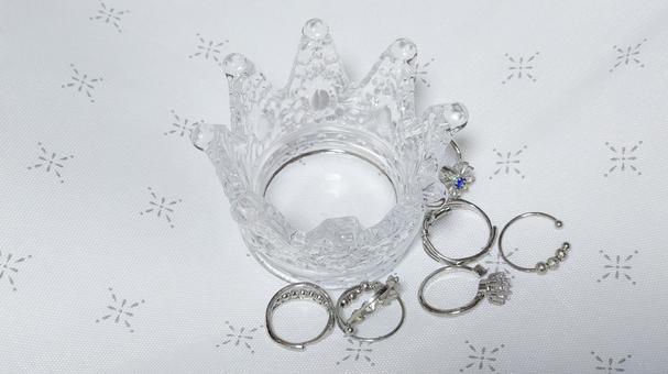 ガラスの王冠と指輪 小物,雑貨,王冠の写真素材