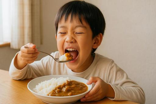 カレーを頬張る笑顔の男の子・子供・食べる カレーを頬張る笑顔の男の子・子供・食べるの写真