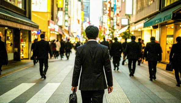 街中を歩くサラリーマン 街中を歩くサラリーマンの写真