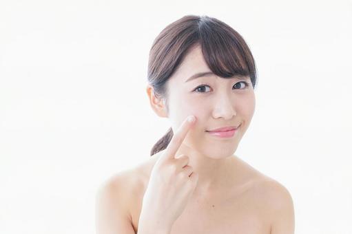 肌荒れを気にする女性 肌荒れを気にする女性 塗り薬,ケア,女性の写真素材