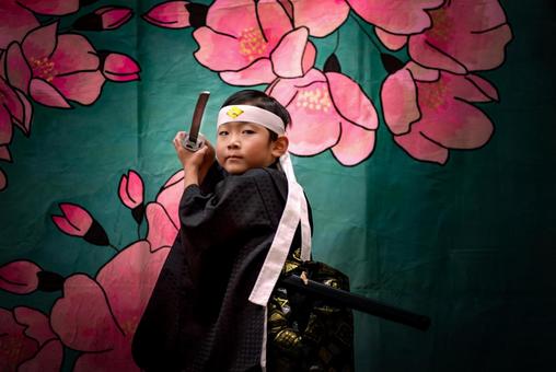 <素材>発表会で侍姿で演武を舞う男の子 <素材>発表会で侍姿で演武を舞う男の子 子供,男性,人物の写真素材