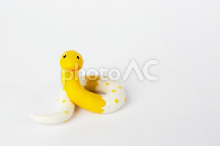 カメラ目線でドットの黄色の蛇 蛇,クレイアート,動物の写真素材