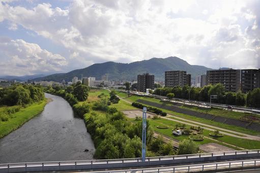 幌平橋から望む豊平川と藻岩山 幌平橋から望む豊平川と藻岩山 豊平川,幌平橋,札幌市の写真素材